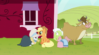 Applejack puts wig and bonnet on Rarity S7E19