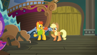 Applejack talking to the stage manager S6E20