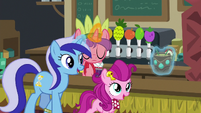 Minuette and filly buying a drink S6E13