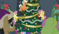 Pegasi decorating a Hearth's Warming tree S6E8