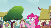Pinkie Pie concentrating on Twilight S3E3