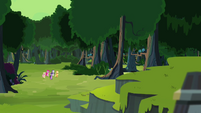 Ponies approaching the Fortress of Talacon S4E04