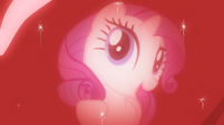 Rarity looks at her own reflection on the apple S4E07