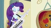 Rarity plays keytar during Better Than Ever EG2