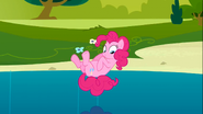 S03E03 Pinkie defies the laws of gravity