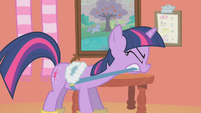 Twilight tightens her saddle S1E11