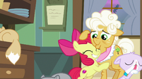 Apple Bloom hugging Goldie Delicious S9E10