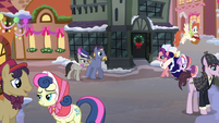 Ponies gathered on the street S06E08