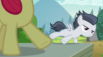 Rumble falls over the side of the stage S7E21