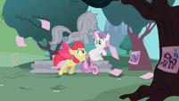 Apple Bloom startles Sweetie Belle.