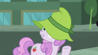 Manehattan mare wearing a floppy hat S5E16