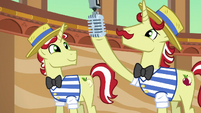 Microphone lowers into Flam's hoof S6E20