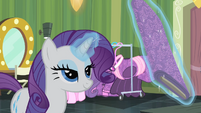 Rarity levitating a fabric S4E08