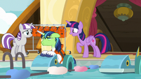 Twilight arrives at the paddle boat races S7E22