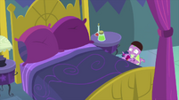 Spike left alone with Baby Twilight Sparkle MLPS2
