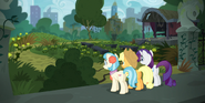 S05E16 Coco, Applejack i Rarity przed zaniedbanym parkiem