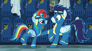 S06E07 Rainbow mówi Soarinowi, że podobają jej się kostiumy Wonderbolts