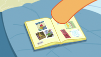 Scootaloo pastes pictures of Rainbow's room in her scrapbook S7E7