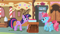 Twilight looking at cupcakes 2 S2E03