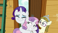 Zipporwhill looks confused at Rarity and Sweetie Belle S7E6