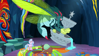 Bug monster Ocellus carrying a fountain S9E3