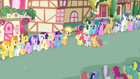 Crowd staring at CMC S03E04