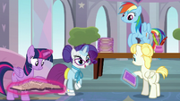 Rarity giving Pizzelle a welcoming booklet S8E1