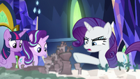 Rarity pointing at Klugetown S8E1