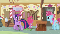 Twilight looking at Spike covered in icing S2E03