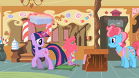 Twilight looking at Spike covered in icing S2E03