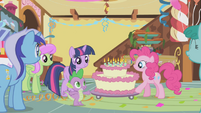 Pinkie wheels out the cake S1E05