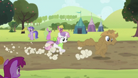 Rarity and Sweetie Belle running S2E05
