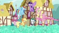 Rarity and friends sees soap bubbles everywhere S7E19.png (1.11 MB)