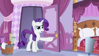 Rarity pointing S2E23