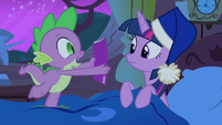 Spike showing comic to Twilight S4E06