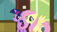 Twilight e Fluttershy fazendo uma visita T2E16