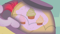 Apple Bloom sees cupcakes as her cutie mark S1E12
