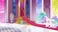 Princess Celestia levitating the glass protecting a crystal S3E01