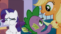 Rarity about to puke while Spike talks to Applejack S3E9