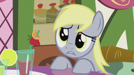 S05E09 Derpy przy stoliku