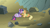 Applejack saved Twilight S01E07