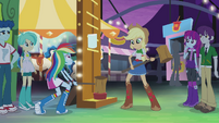 Rainbow Dash tries the high-striker EG2