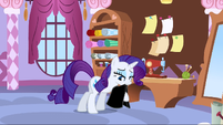 Rarity putting on a cloak S1E20