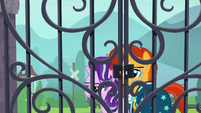 Starlight and Sunburst outside the gate again S8E8