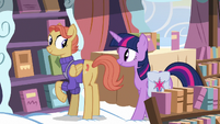 Twilight meets the Cloudsdale bookseller S7E14