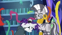 Zecora rubbing Rarity's scalp again S7E19.png (925 KB)