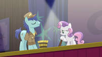 Conserje y Sweetie Belle en el escenario Un Descanso Agotador