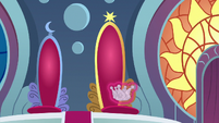 Sibling Supreme crown floats to Celestia's throne S9E4