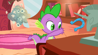 Spike throwing a horshoe S01E24