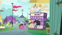 Twilight meets the Canterlot news stand pony S7E14